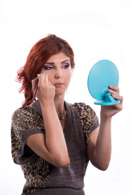 genç kadın makyaj uygulanması