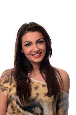 Beyaz arka plan üzerinde gülümseyen genç kadın