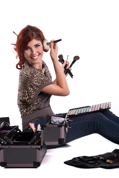 Feliz joven maquilladora con sus herramientas — Foto de Stock