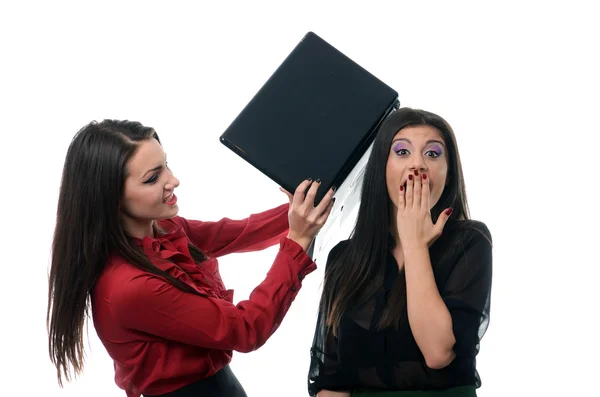 Mulher de negócios batendo seu colega com um laptop — Fotografia de Stock