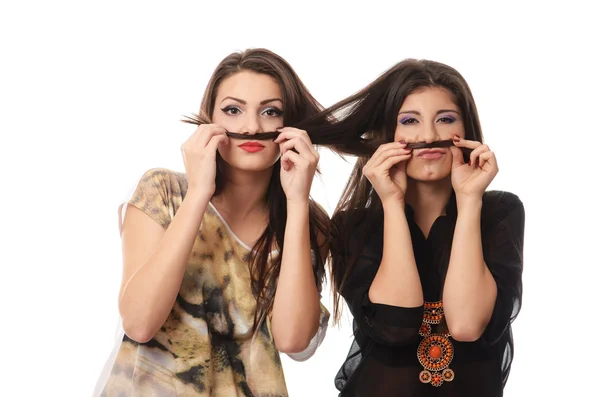 Chicas divirtiéndose y haciendo bigotes con el pelo de los demás —  Fotos de Stock