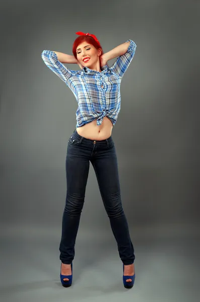 Bela pin up mulher no comprimento total pose — Fotografia de Stock