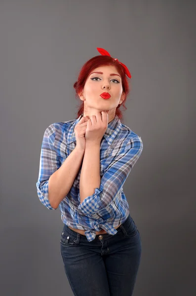 Pin up chica soplando un beso —  Fotos de Stock