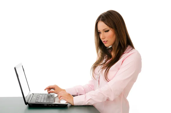 Retrato de uma jovem mulher de negócios trabalhando em um laptop — Fotografia de Stock