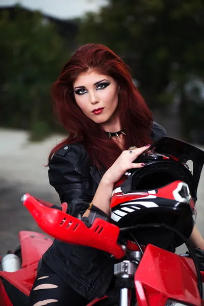 Portrait d'une jolie rousse motard poussin — Photo