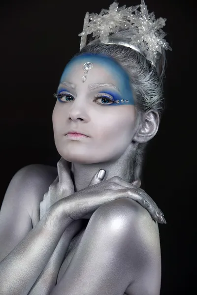 Крупный план женщины с творческим макияжем в образе Ледяной Королевы — стоковое фото