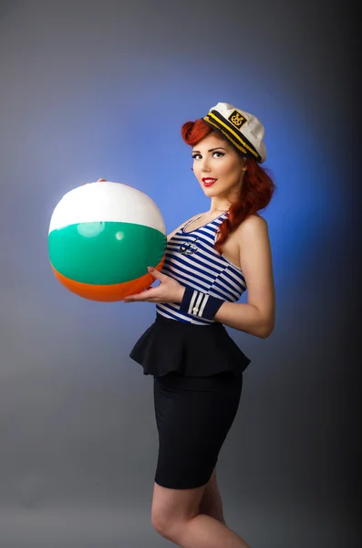 Pin Up Mädchen spielt mit einem Beachball — Stockfoto