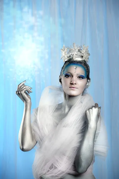 Модель с творческим макияжем в образе Ледяной Королевы — стоковое фото