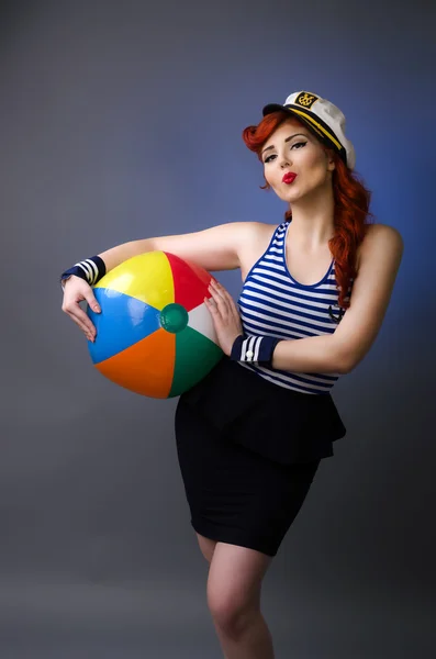 Pin up meisje in sailor suit blaast een kus — Stockfoto