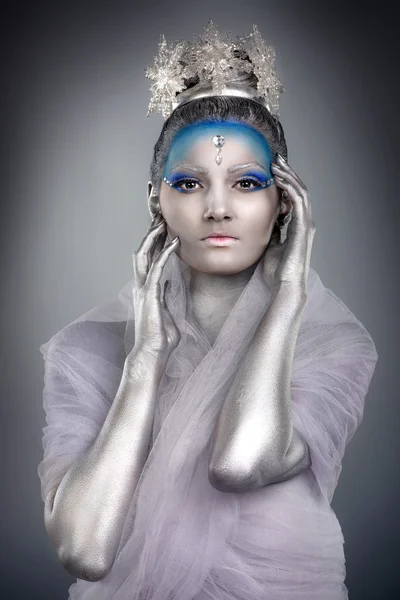 Modèle avec maquillage artistique se faisant passer pour Reine des Glaces ou Fée des Neiges Photos De Stock Libres De Droits