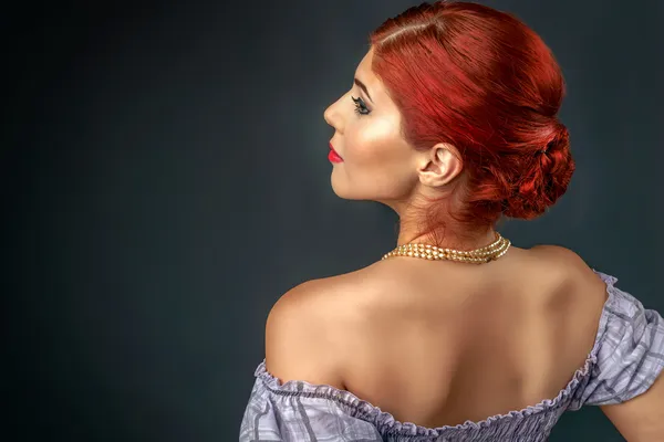 Bella rossa con acconciatura elegante e trucco — Foto Stock