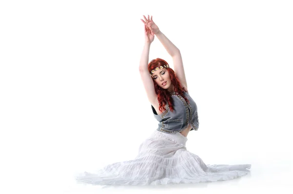 Joven bailarina del vientre aislada sobre fondo blanco — Foto de Stock