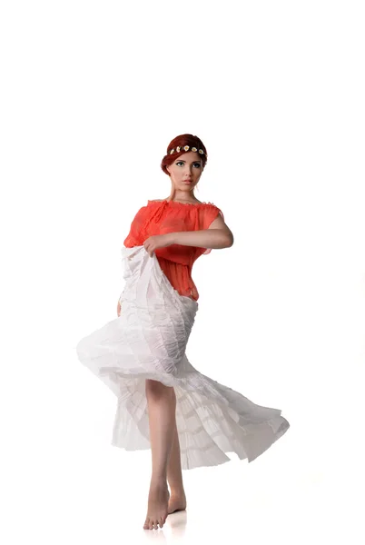 Jonge vrouw dansen geïsoleerd op witte achtergrond — Stockfoto