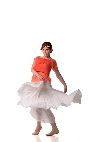 Bailarina joven aislada en blanco — Foto de Stock