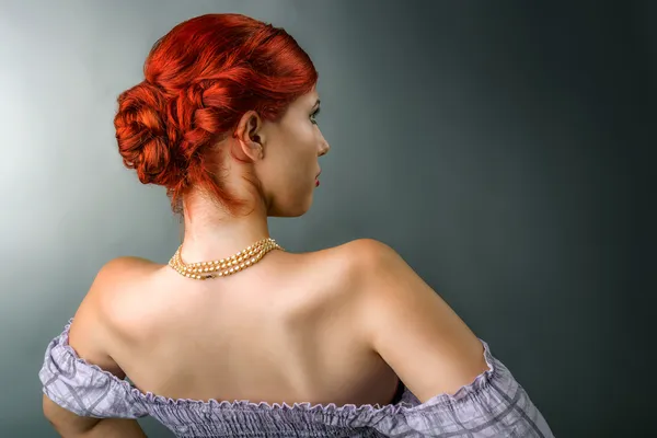 Jonge vrouw met elegante gevlochten kapsel Stockfoto