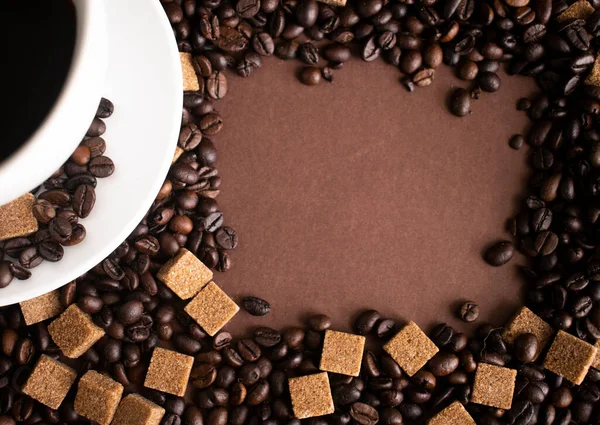 Koffiekopje Koffiebonen Suikerklontjes Donkerbruine Achtergrond Met Advertentieruimte Stockfoto