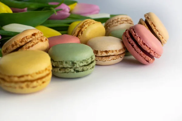 Macarons Pastel Llave Flores Tulipán Primavera Sobre Fondo Blanco Fotos de stock libres de derechos