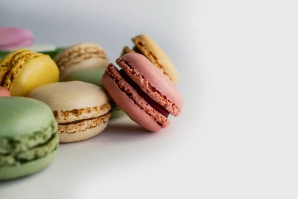 Franse Taart Macarons Lente Tulp Bloemen Witte Achtergrond Rechtenvrije Stockfoto's