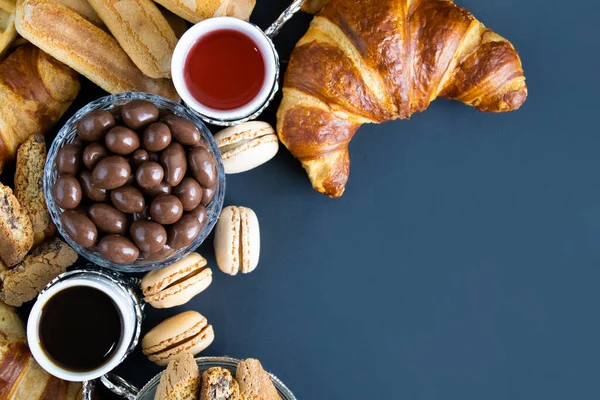 Koffie Ontbijt Behandelt Geïsoleerde Donkere Achtergrond Met Kopieer Juiste Ruimte Rechtenvrije Stockfoto's