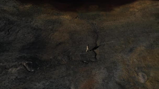 Lidská dívka kráčí po povrchu Marsu. Horní pohled — Stock video