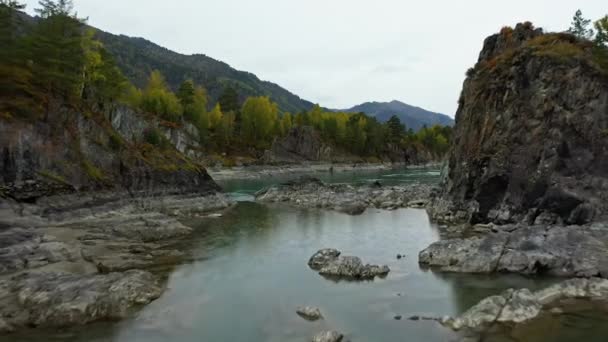Létání přes řeku Katun, pohled shora z trubce — Stock video