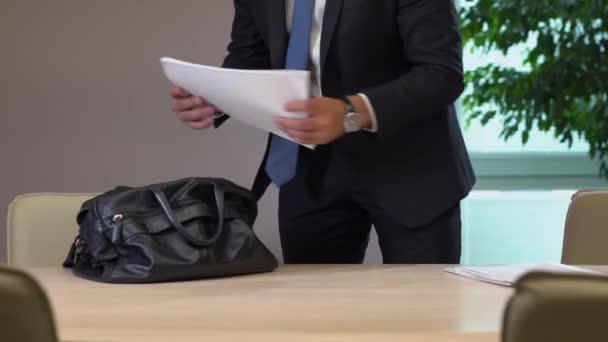 Project manager prepares for the presentation.Modern office, greenery. Close up plan — Stock Video