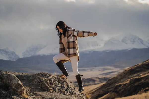 Belle fille élégante grimpe la montagne. Sur fond de pics enneigés blancs. ensoleillé. — Photo