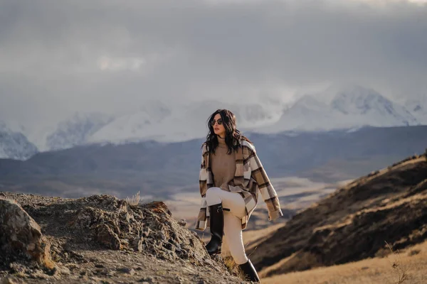 Belle fille élégante grimpe la montagne. Sur fond de pics enneigés blancs. ensoleillé. — Photo