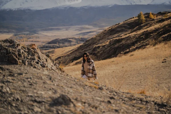 Belle fille élégante grimpe la montagne. Sur fond de pics enneigés blancs. ensoleillé. — Photo