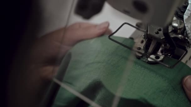 Sömnadsfabrik. En sömmerskas arbete bakom en skrivmaskin. Göra kläder — Stockvideo