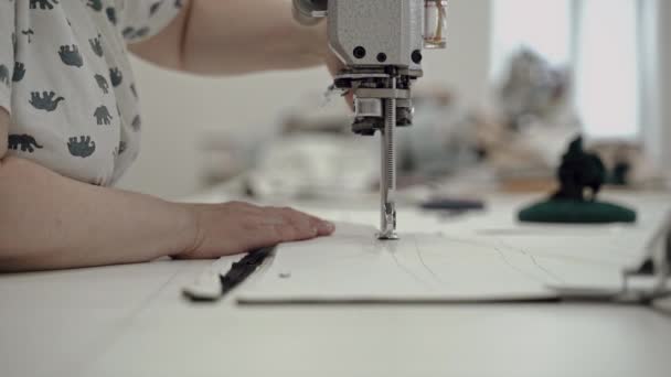 Εργοστάσιο ραπτικής. Η δουλειά μιας μοδίστρας πίσω από μια γραφομηχανή. Κάνοντας ρούχα — Αρχείο Βίντεο