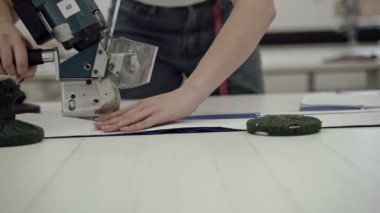 Dikiş fabrikası. Daktilonun arkasındaki bir terzinin işi. Kıyafet yapıyorum.