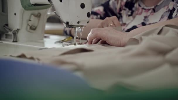 Naaifabriek. Het werk van een naaister achter een typemachine. Kleding maken — Stockvideo