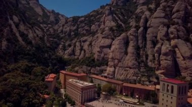 Montserrat Dağı 'nın havası. Drone Manastırı 'nın ünlü görüntüsü. İspanya 'nın sivri dağları. Barselona Yazı.
