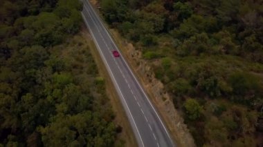 Üstü açık spor araba kullanan İHA görünümlü çift