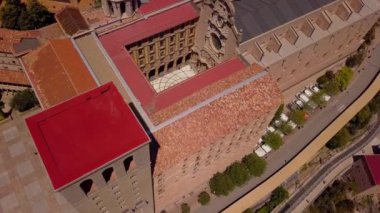Montserrat Dağı 'nın havası. Drone Manastırı 'nın ünlü görüntüsü. İspanya 'nın sivri dağları. Barselona Yazı.