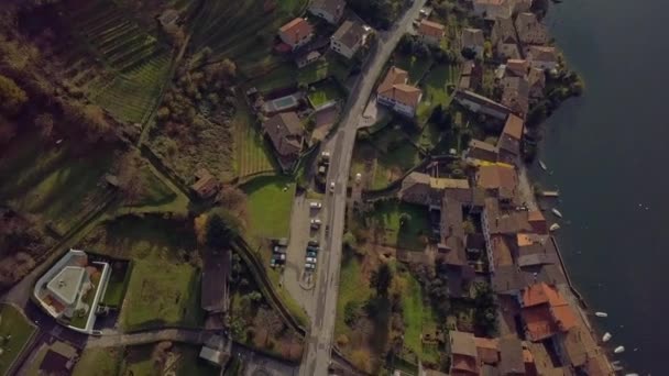 Dwa samochody przejeżdżają przez europejską wioskę Sunny Aerial shot Switzerland — Wideo stockowe