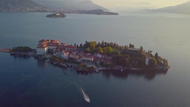 日落时,小船从岛上漂流在湖上.Maggiore意大利 — 图库视频影像