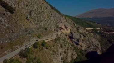 Dağlarda yol yılanı. Alpler. Yaz. Drone görünümü