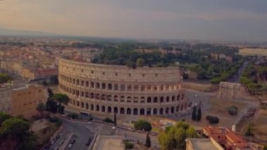 Roma 'da kolezyum. Hava görüntüsünü kapatın. Antik Roma 'nın insansız hava aracı ile havadan çekim. Colosseo