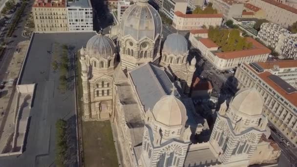 Pemandangan udara di sekitar katedral Marseille, matahari terbit di Perancis. — Stok Video