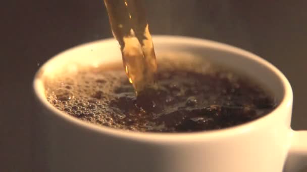 kávu zalijeme super slow motion