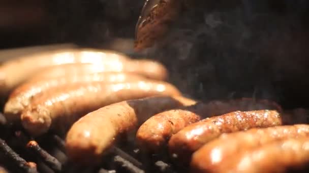 Grillezés bratwurst — Stock videók