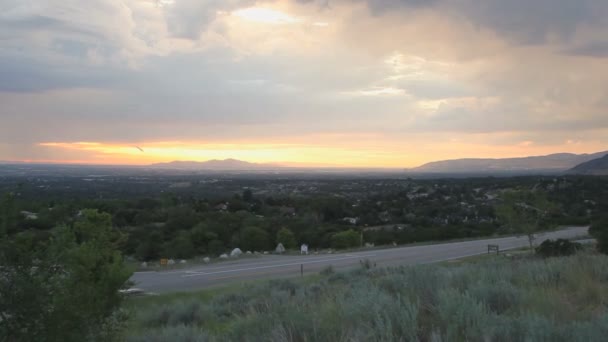 Bil kører ud i solnedgangen – Stock-video