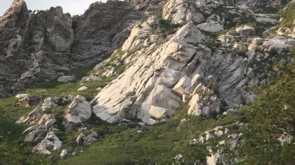 Zoom fuori dalle rocce di granito — Video Stock