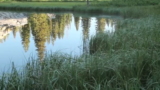 ทะเลสาบตอนพระอาทิตย์ขึ้น — วีดีโอสต็อก