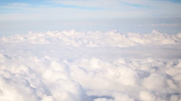 Пролетая над облаками . — стоковое видео