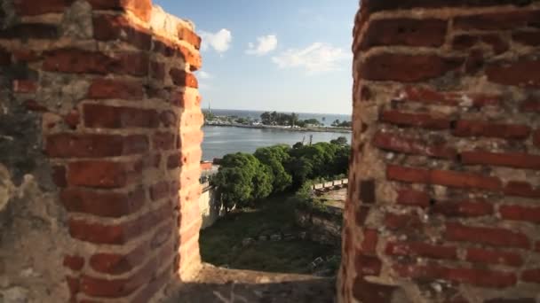 Inclinazione della macchina fotografica attraverso la parete del fort alla città sotto . — Video Stock