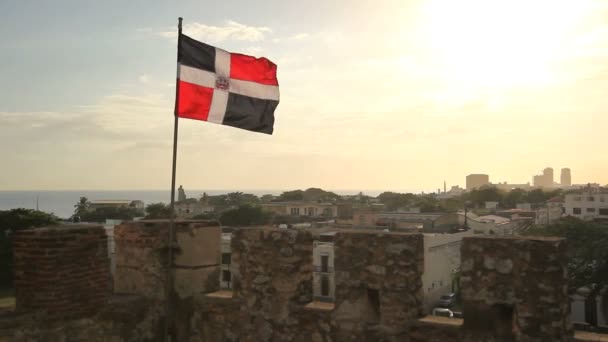 Флаг над Доминиканской Республикой — стоковое видео
