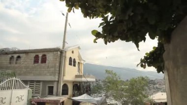 port au prince, haiti sokaklarında yürürken insanlar aşağı eğimli.